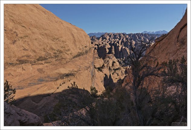 Дренажный каньон, сложенный из песчаника Navajo и Entrada.