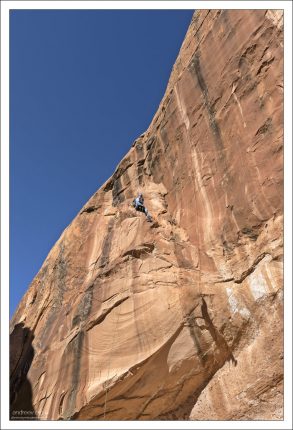 Веселый 25-метровый спуск со скалы.