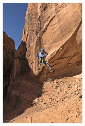 Саша самостоятельно заканчивает спуск со скалы.