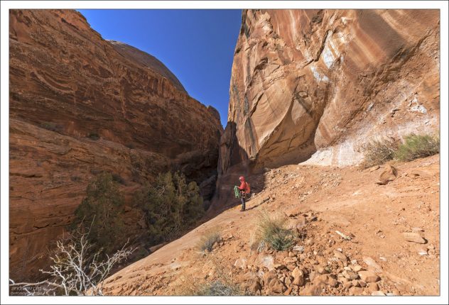 Гид Джейк заканчивает складывать обвязки после второго спуска.