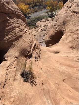 Русло древней реки, протяженностью около 15 метров. Внизу видна дорога Potash road (Highway 279).