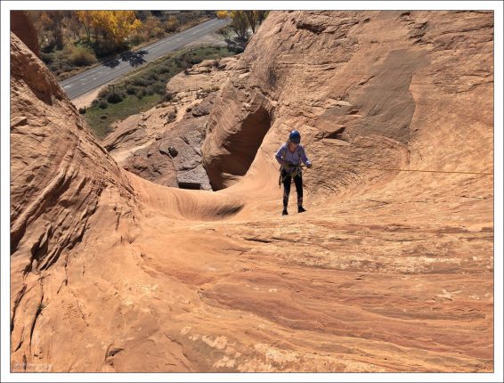 Спуск по широкому руслу древней реки.