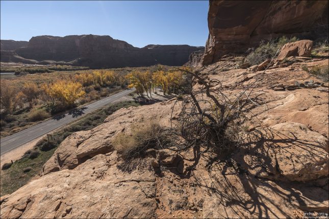 Potash Road — живописная дорога в штате Юта, официально обозначенная как Utah State Route 279 (UT‑279). Она начинается в городе Моаб, проходит вдоль реки Колорадо и тянется на запад к заводам по добыче поташа (калия), откуда и получила своё название.