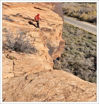 Илья в середине открытого спуска с 15-метровой высоты.