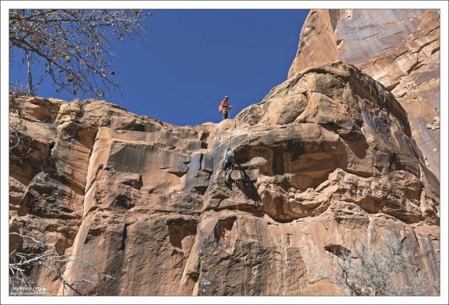 Джейк и Саша завершают раппелинг-маршрут.