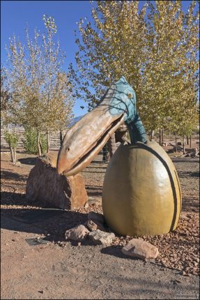 Только что вылупившийся из яйца птеродактиль на детской площадке возле музея Moab Giants в Юте.