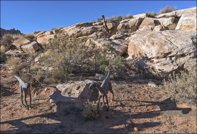 Группа Силезавров (лат. Silesaurus, буквально: силезский ящер), которых ученые на данный момент считают не динозаврами, а архозаврами. Современные представители архозавров – это крокодилы и птицы.