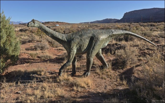 Isanosaurus attavipach — один из самых древних известных зауроподов (длинношеих динозавров), живших в позднем триасе, примерно 210–220 миллионов лет назад.