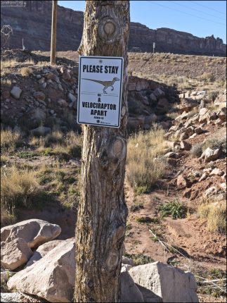 Забавный знак, рекомендующий держать дистанцию друг от друга на расстоянии одного велоцираптора.
