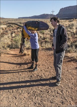 Саша и Илья пытаются подружиться с Годзилла-ящером.