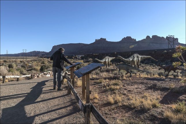Динозавры сбегаются на кормежку к человеку.