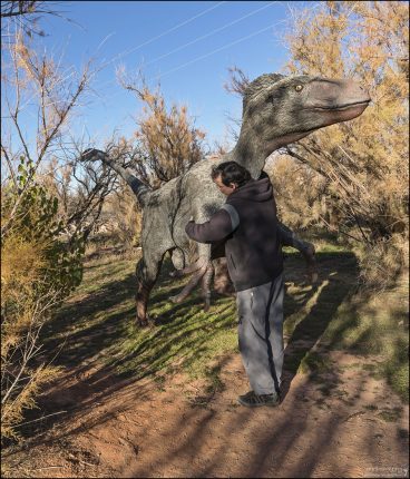 Илья приручает птичку.
Дейноних, стройный и проворный хищник, известен с раннего мелового периода. Чтобы использовать свое убийственное оружие – большой коготь на ноге, монстр прыгал на добычу а-ля кикбоксер.