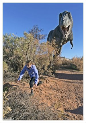 Саша убежала от тираннозавра.
Современные исследования предполагают, что возможно, T. rex был покрыт пухом или перьями на определённых участках тела в юности.
Некоторые находки говорят о медленном росте до 15 лет, затем — резком всплеске роста, как у подростков.
Мозг был развит — особенно зоны, отвечающие за обоняние и слух.