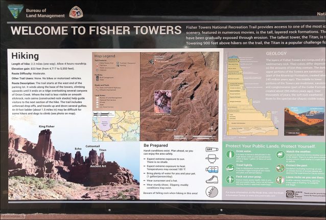 Инфо-стенд о тропе Fisher Towers trail.