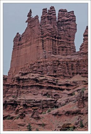 Башни состоят в основном из красного песчаника, сформированного около 225 миллионов лет назад.