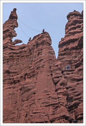 Маршрут, по которому забираются скалолазы, называется Stolen Chimney.