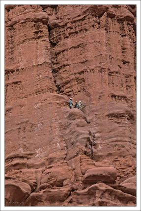 Башни состоят из рыхлого песчаника Cutler Formation, покрытого слоем более твердого Moenkopi.