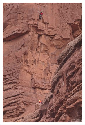 Из-за рыхлого песчаника, сильного ветра и удалённости от цивилизации лазание здесь ощущается как настоящее экспедиционное приключение.