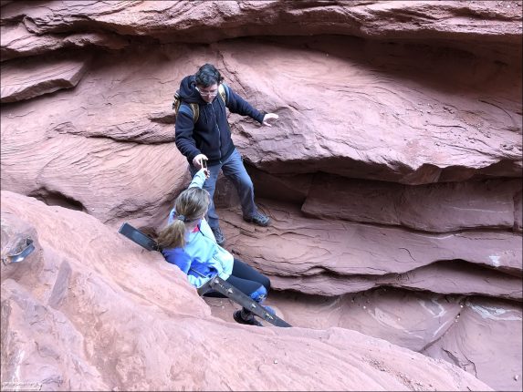 Переход сложного участка на тропе Fisher Towers trail.