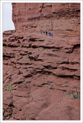 Тропа вдоль основания башен.