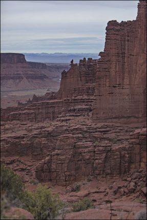 Плоская отвесная стена "Титана" и виднеющийся за ней "Штопор".