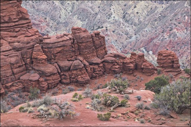 Fisher Towers содержат слои осадочных пород красно-коричневого, красно-фиолетового и бордового оттенков. Цвета показывают содержание различного количества гематита (оксида железа).