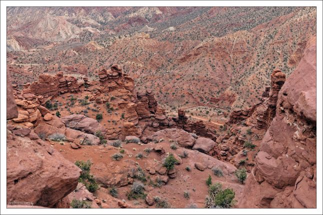 Белая крошечная точка далеко внизу - чья-то машина.