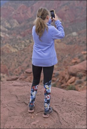 Саша на горном хребте возле Fisher Towers.