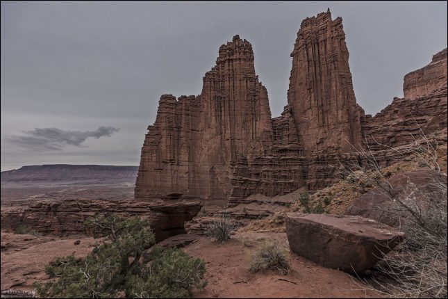 Со всех сторон у Титана абсолютно отвесные стены, а у самой вершины еще и нехилый выступ наружу – последняя защита от потенциальных альпинистов.