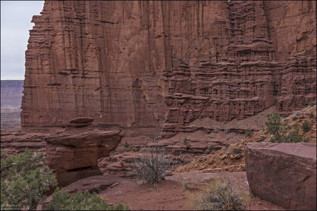 В Fisher Towers эрозия, начавшая действовать несколько миллионов лет назад, продолжает формировать стены и шпили.