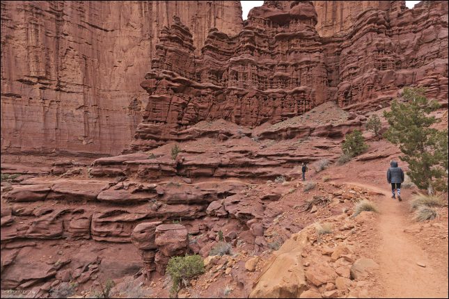 Камень имеет рельефную, гофрированную структуру, видно, как время, ветер и вода вырезали в нем узоры.