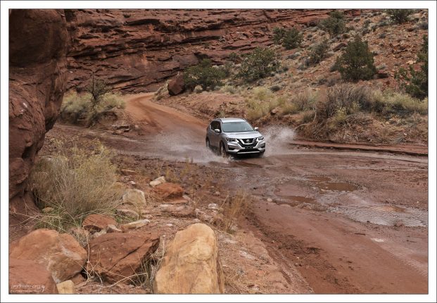 Ниссан пересекает вброд Луковый ручей.