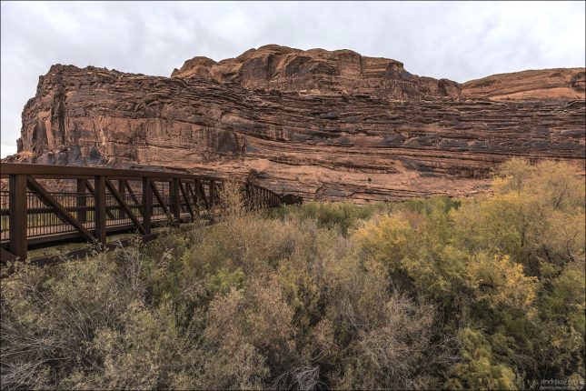 Colorado Riverway Bike‑Hike Bridge — пешеходный мост, пересекающий реку Колорадо вдоль шоссе 128, в нескольких милях к северу от Моаба, штат Юта. Он служит частью популярной пешеходно-велосипедной дорожки Moab Canyon Pathway.
Был открыт в мае 2008 года.