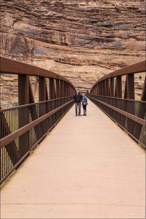 Илья и Саша на мосту Colorado Riverway Bike‑Hike Bridge.