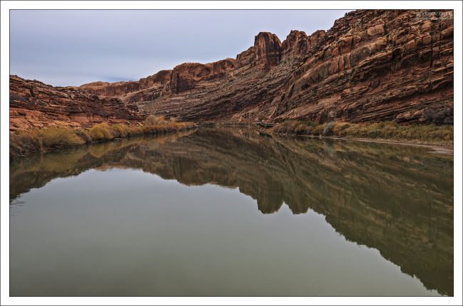 Спокойные воды реки Колорадо возле Моаба.