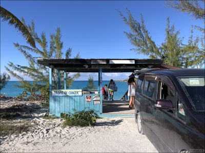 Вход на пляж Tropic of Cancer Beach. Назван так потому, что через него проходит тропик Рака (Tropic of Cancer) с координатами примерно 23°26′ с. ш. и 75°35′ з. д. Практически не затронут туризмом — здесь часто можно оказаться почти в полном одиночестве.