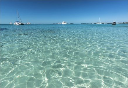 Бирюзово-молочная вода Багамских островов.