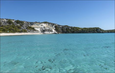 Небольшой залив между островами архипелага Эксума.