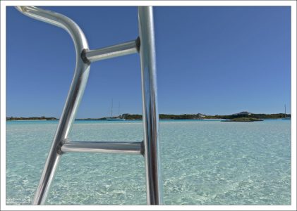 Красивая песчаная отмель (sandbar) посреди залива.