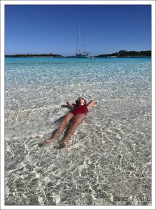 Очень мелкие воды с белым песчаным дном характерны для песчаных отмелей в заливе (не у берега).