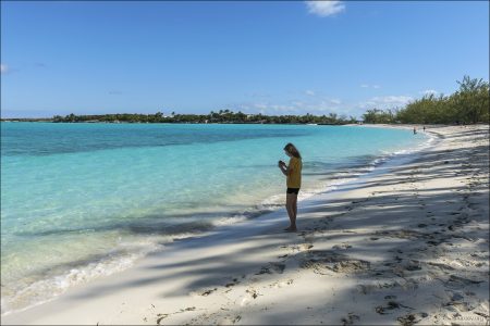 На уединенном пляже Forbes Hill Beach на острове Эксума, Багамы.