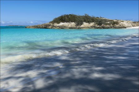 Солнце близко к зениту, воздух чистый, рассеивание минимальное — синие и бирюзовые тона выглядят особенно насыщенными.