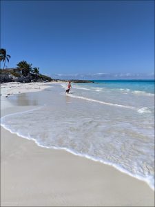 Большая часть островов Багамского архипелага окружена мелкими лагунами и отмелями глубиной 1–3 метра.