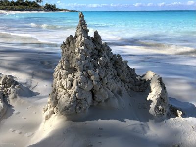 Песчаный замок на Багамах.