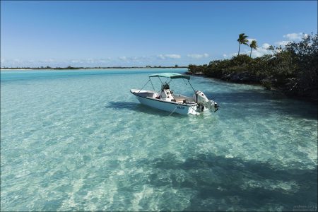 Залив Haulover Bay, рядом с поселением Rolle Town на острове Большая Эксума, Багамы.