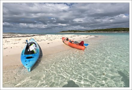 В бухте Elizabeth Harbour.