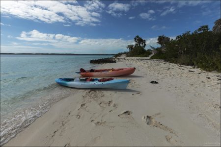 Приплыли на каяках на пляж Sand Dollar Beach.