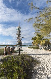 Частный остров Stocking Island напротив гостиницы Peace and Plenty resort.