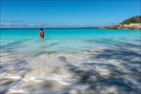 Багамский шельф — это огромная известняковая платформа с коралловым песком. Песок там почти белоснежный, потому что состоит из обломков кораллов, раковин и кальцита. Белое дно отражает солнечный свет обратно, усиливая яркость воды.