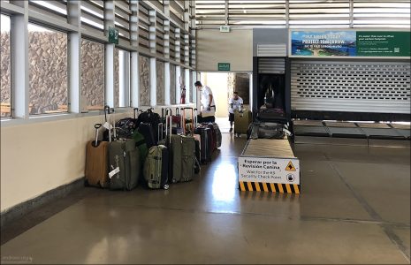 В здании аэропорта на Галапагосах предусмотрены высокие потолки и механические жалюзи, которые автоматически открываются и закрываются в зависимости от уровня тепла и CO₂, обеспечивая естественное освещение и вентиляцию.